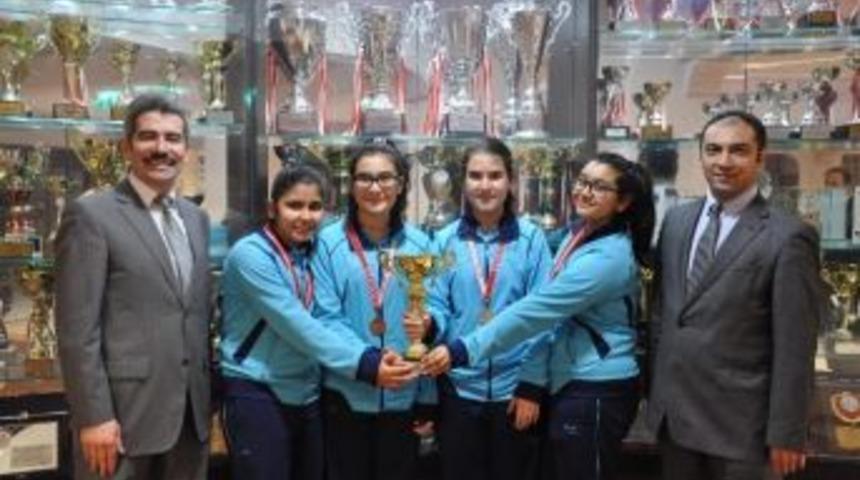 Yamanlar Kolejinin Kızları Satran&ccedil;ta Birinci Oldu