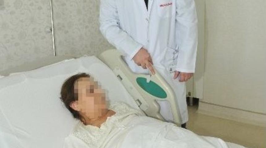 Kanser Hastası Kadına Bağırsaktan Mesane