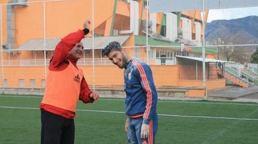 Kozan Belediyesporlu Futbolcuya Unlu Yumurtalı Doğum G&uuml;n&uuml; S&uuml;rprizi