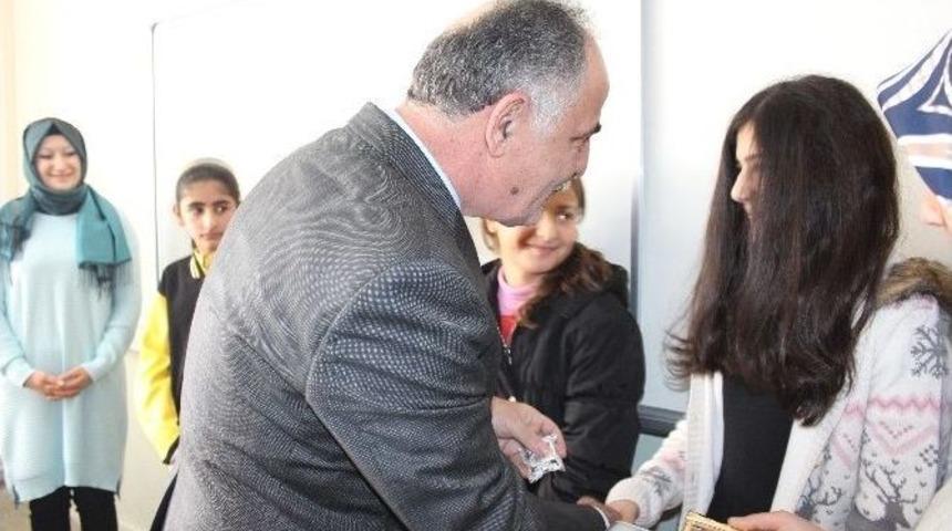 Başkan Aydın, &Ouml;ğrencilere Karne Dağıttı