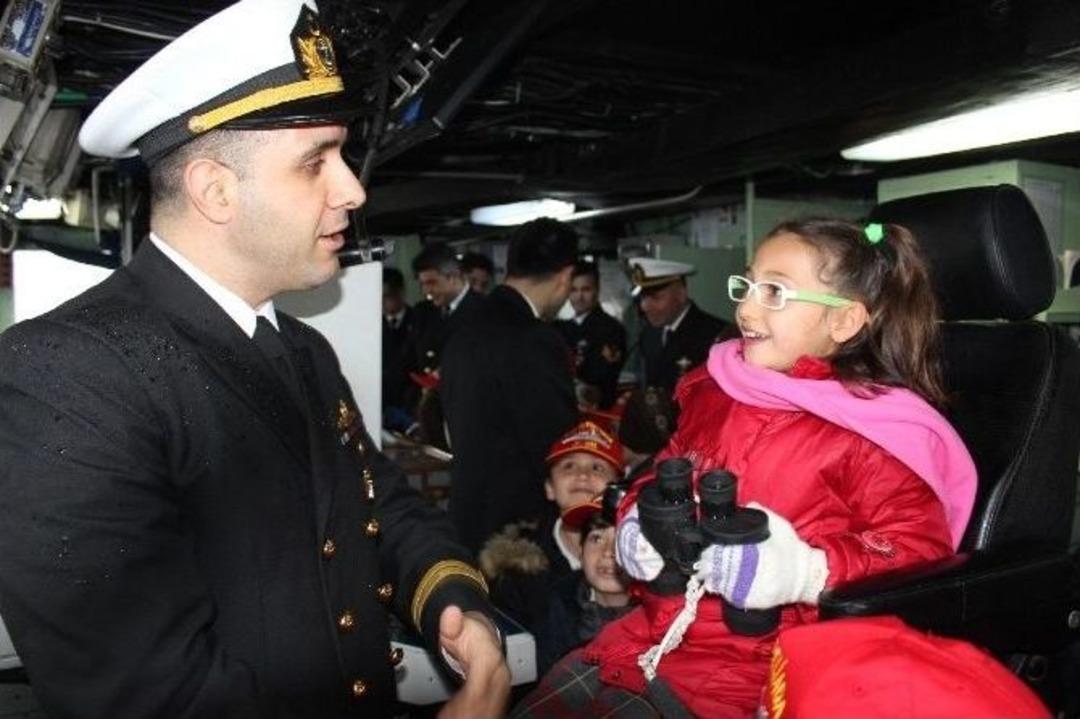 Fo&ccedil;alı Minik &Ouml;ğrenciler Korvet Ve H&uuml;cum Botlarını Gezdi