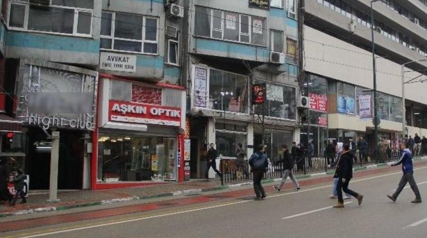 Gece Kul&uuml;b&uuml; İle Lise Yan Yana