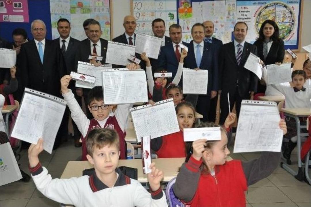 Başkan Uğur Karne Dağıttı