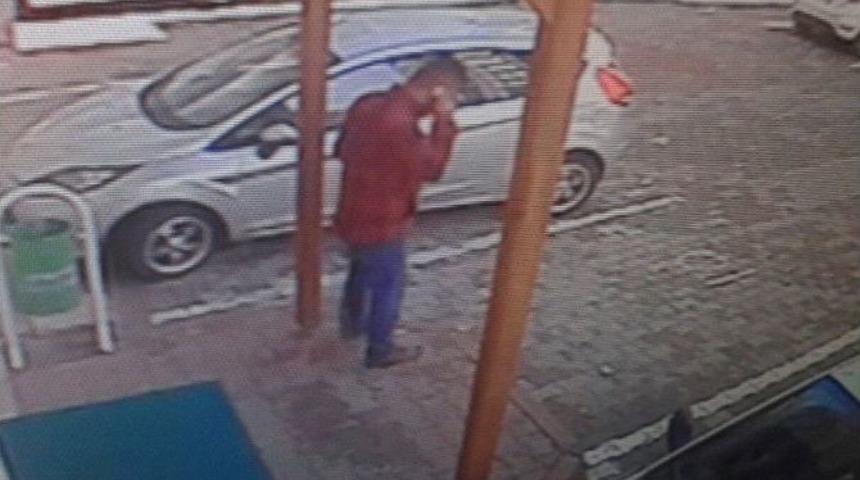 10 Yaşındaki &Ccedil;ocuğu Dolandıran Sahte Polis Kamerada