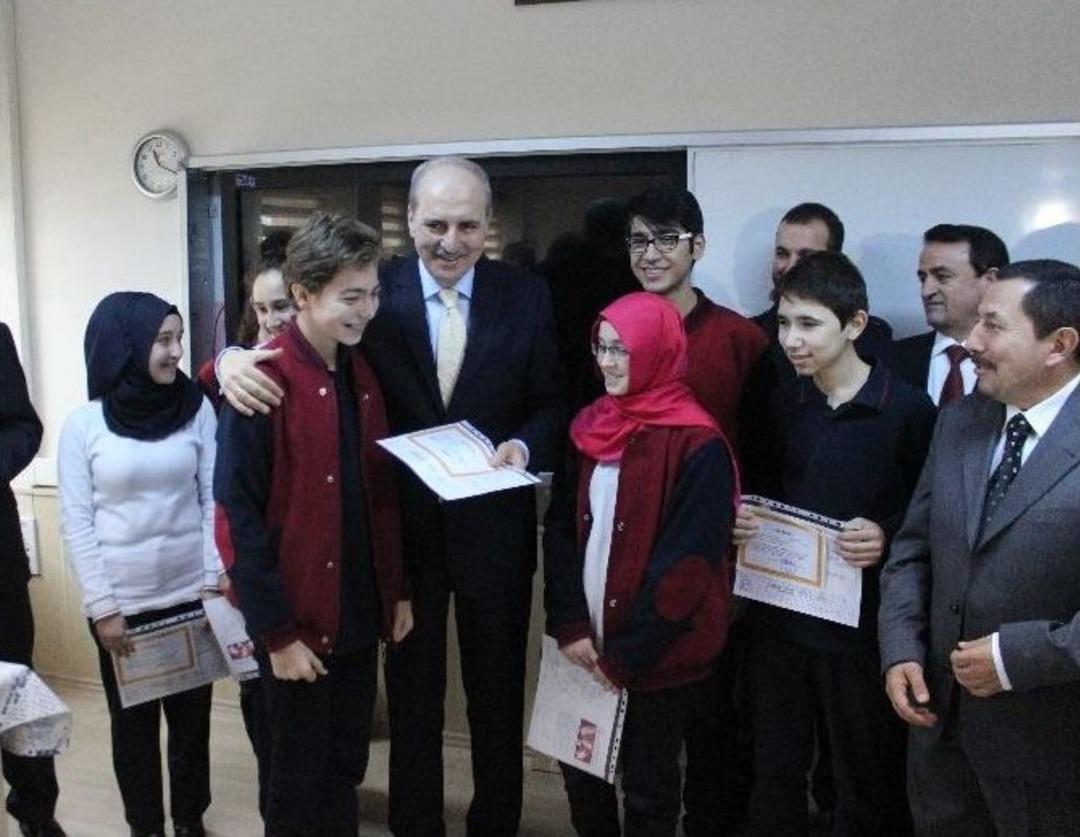 &Uuml;nyeli &Ouml;ğrenciler Karnelerini Kurtulmuş&rsquo;un Elinden Aldı