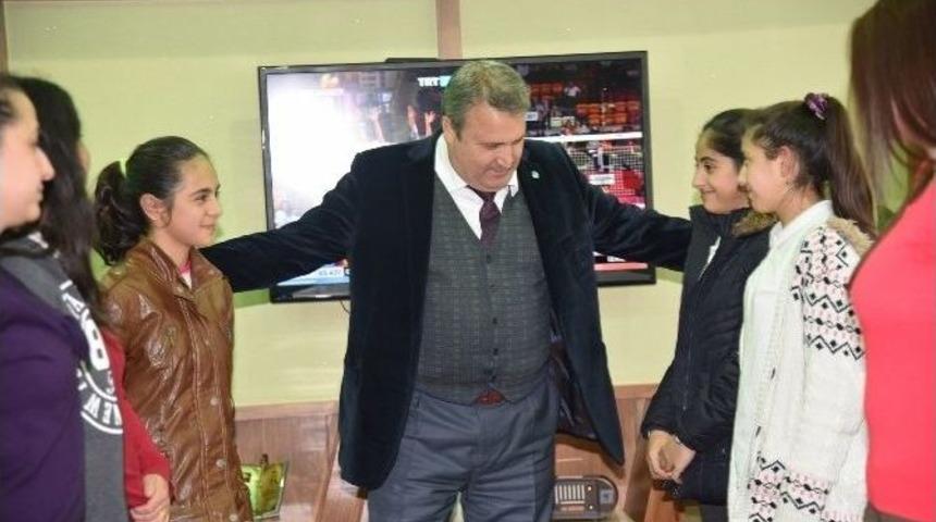 &Ouml;ğrencilerin İmzaları Başkan &Ccedil;er&ccedil;i&rsquo;de