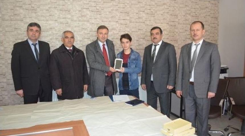 Kaymakam G&uuml;ven Teog Birincisine Tablet Hediye Etti