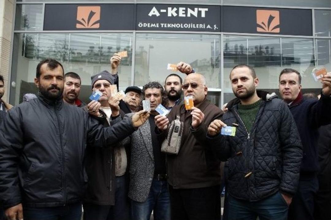 İptal Edilen Ulaşım Kartlarındaki Paralarını Alamayan Vatandaşlar Firma &Ouml;n&uuml;nde Eylem Yaptı