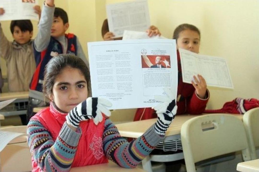 M&uuml;lteci &Ouml;ğrencilerin Karne Sevinci