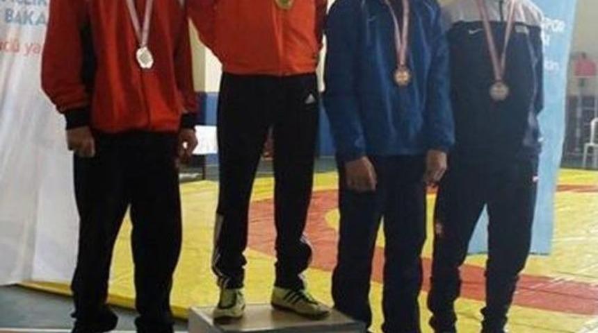 İbb&rsquo;li Sporcular Okulları Adına G&uuml;reştiler