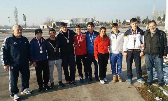 İbb’li Sporcular Okulları Adına Güreştiler