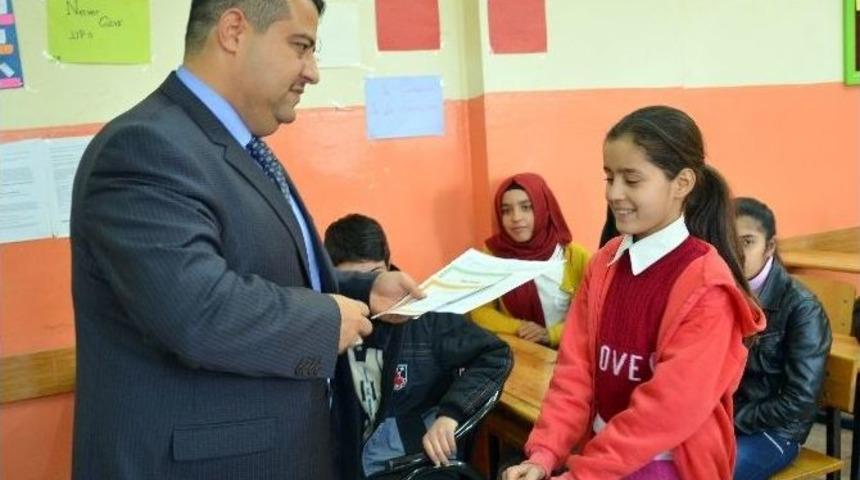 Altın Kalpli Siverekli &Ouml;ğrenci Ebru Keskiner Karnesini Aldı