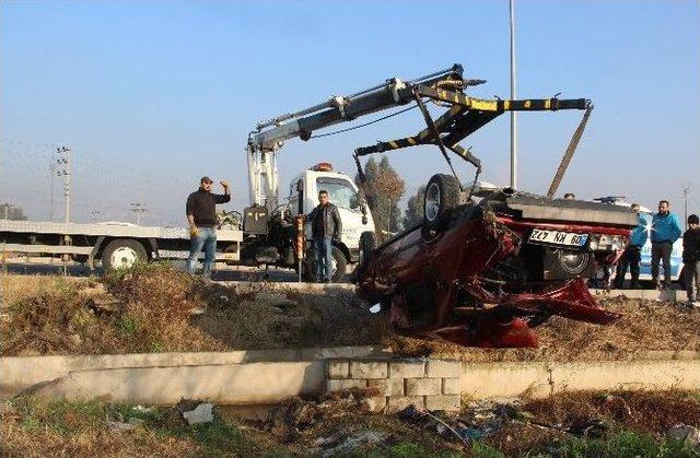 Viraja Hızlı Giren Otomobil Tarlaya Uçtu: 2 Yaralı