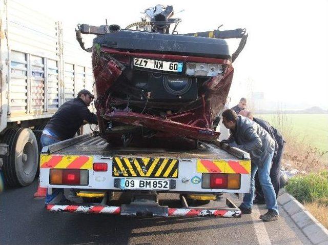 Viraja Hızlı Giren Otomobil Tarlaya Uçtu: 2 Yaralı