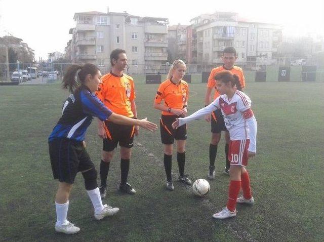 Manisa’nın Tek Bayan Futbol Takımı 2. Yarıya Hazır