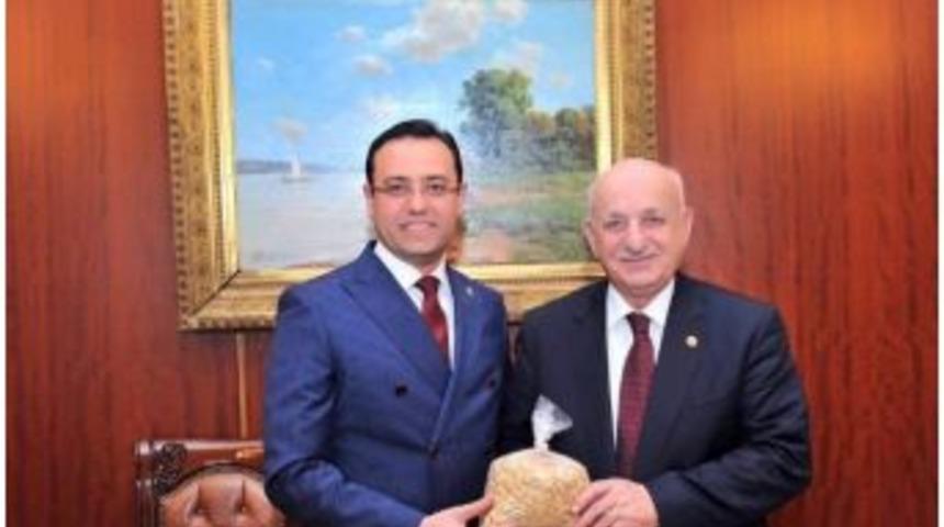 Gizligider Tbmm Başkanı Kahraman’a Kabak Çekirdeği Hediye Etti