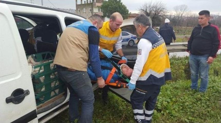 Kamyonet Bariyere Çarptı: 1 Yaralı