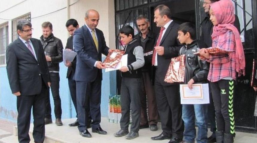 Araban&rsquo;de Belediye Başkanı Mehmet &Ouml;zdemir, &Ouml;ğrencilerin Karne Heyecanına Ortak Oldu.