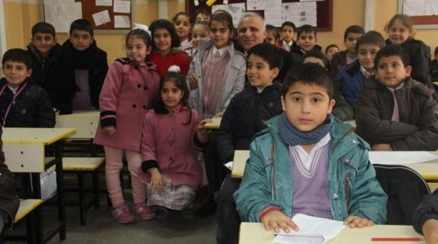 Elazığ Valisi Zorluoğlu Karne Verdiği &Ouml;ğrencilere Nasihatlerde Bulundu