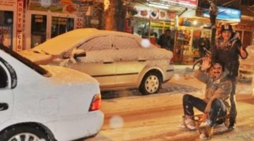 Gen&ccedil;lerin Tahta Merdiven Ve Kızakla Kar Keyfi