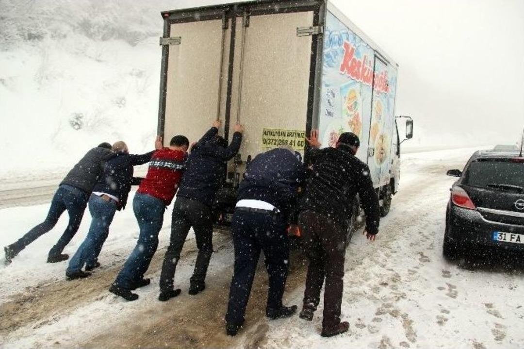 Zonguldak-ereğli Yolunda Ara&ccedil;lar Yolda Kaldı