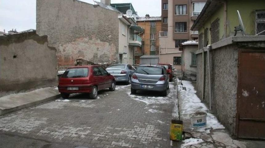 Sorumsuz S&uuml;r&uuml;c&uuml;ler Yan Yana Yaptıkları Ara&ccedil; Parkları İle Sokağı Trafiğe Kapattılar