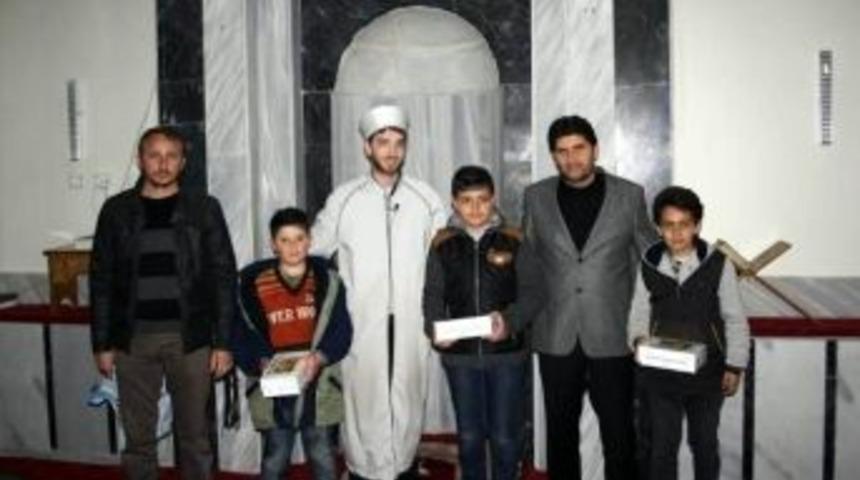 Başkan Acar&rsquo;dan T&uuml;m Vakit Namazlarını Camide Eda Eden &Ouml;ğrencilere Tablet