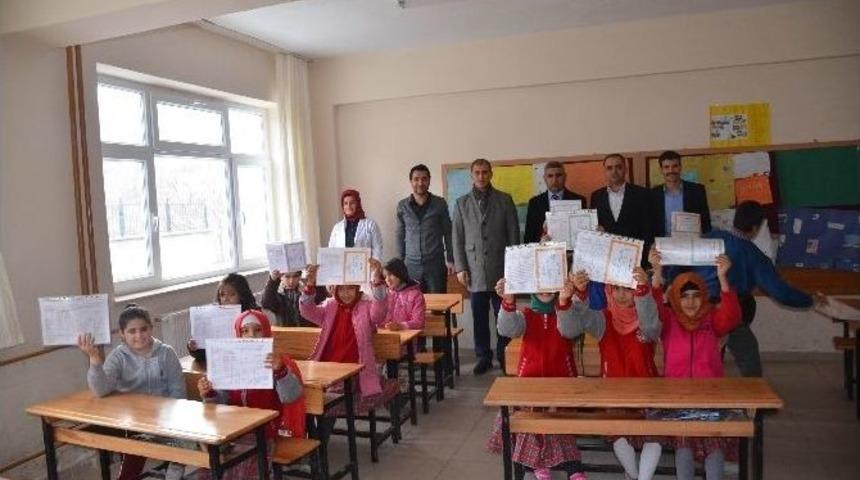 Tut Kaymakamı &Ouml;ğrencilerin Karnelerini Dağıttı