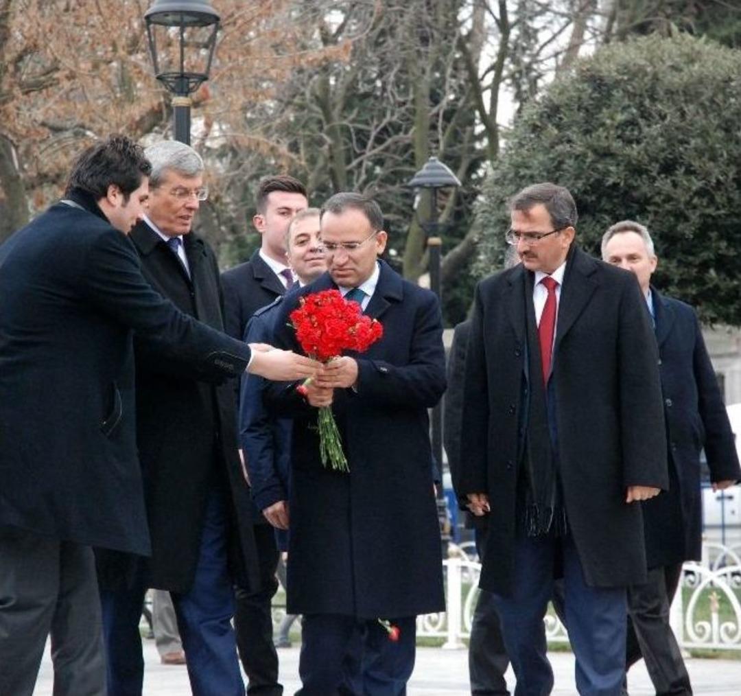 Bekir Bozdağ, Dikilitaş&rsquo;a Karanfil Bıraktı