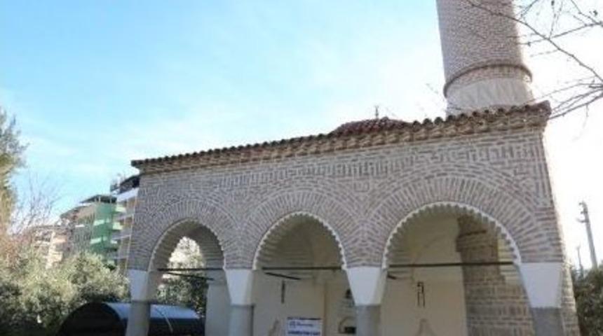 Sel&ccedil;uk&rsquo;ta İbadethaneler Yenileniyor