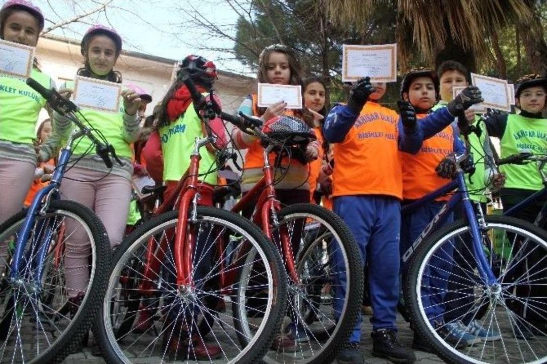Takdir Belgelerini Kapanan Bisiklet Kul&uuml;b&uuml;ne Hediye Ettiler