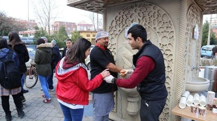 Belediyeden Vatandaşlara Sıcacık Sahlep İkramı