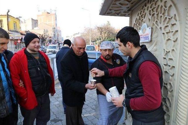 Belediyeden Vatandaşlara Sıcacık Sahlep İkramı