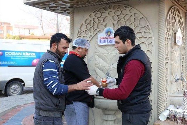 Belediyeden Vatandaşlara Sıcacık Sahlep İkramı