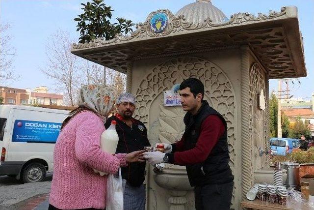 Belediyeden Vatandaşlara Sıcacık Sahlep İkramı