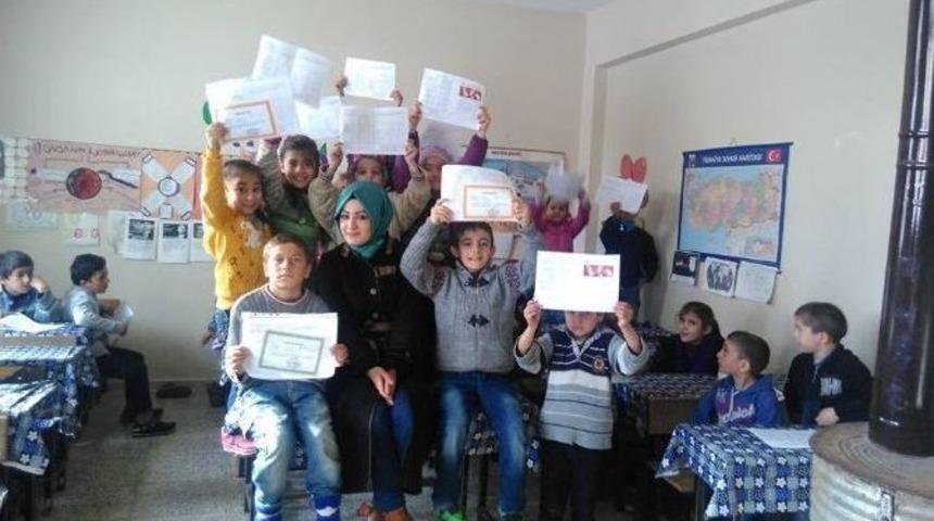 Hem Okul M&uuml;d&uuml;r&uuml; Hem &Ouml;ğretmen Hem De Hademe