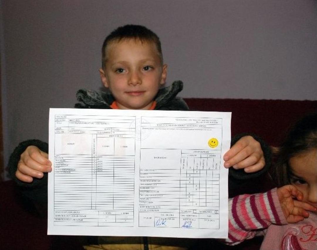 Kayıp &Ccedil;ocuklardan Bayram&rsquo;ın İkizi Karnesini Aldı