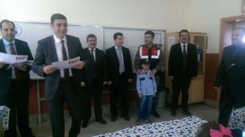 Havran Protokol&uuml; Seyit Onbaşı İlkokulunda Karne Dağıttı