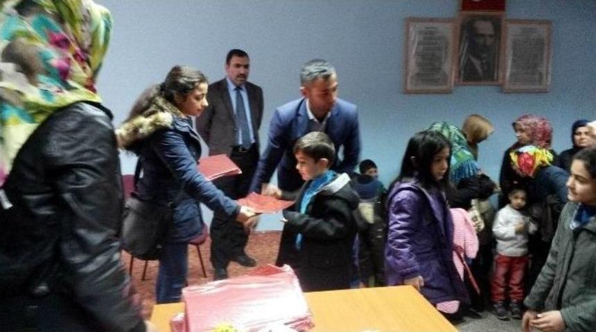 &Uuml;niversite &Ouml;ğrencilerinden Anaokulu &Ouml;ğrencilerine Karne Hediyesi