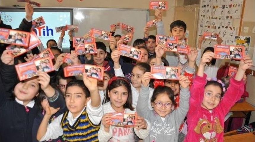 Nazilli&rsquo;de Başkan Amcadan &Ouml;ğrencilere Karne Hediyesi