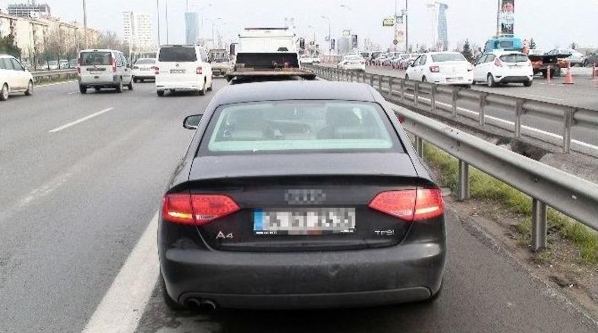 Polisin Nezaretinde Adliyeye Giderken Ka&ccedil;an Şahsa Ara&ccedil; &Ccedil;arptı