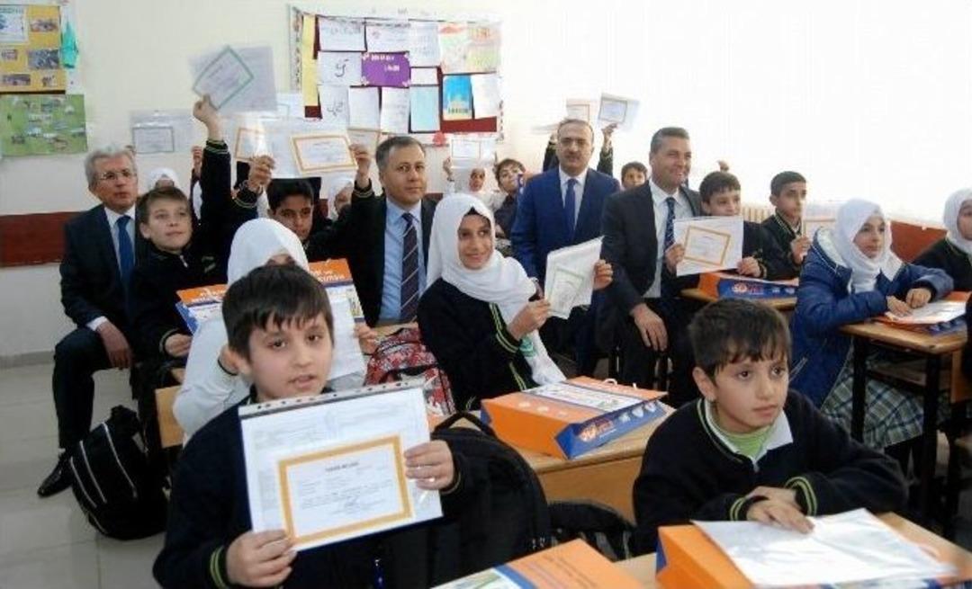 Suriyeli &Ouml;ğrenciler Karnelerini Valinin Elinden Aldı