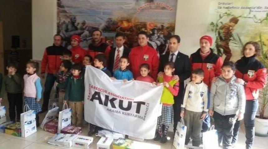 Akut Başarılı &Ouml;ğrencilere Karne Hediyesi Vermeye Devam Ediyor