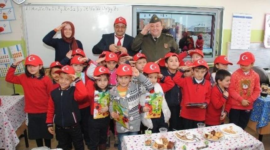 Yozgat İl Jandarma Komutanı Albay Selçuk Yıldırım Öğrencilere Karne Dağıttı