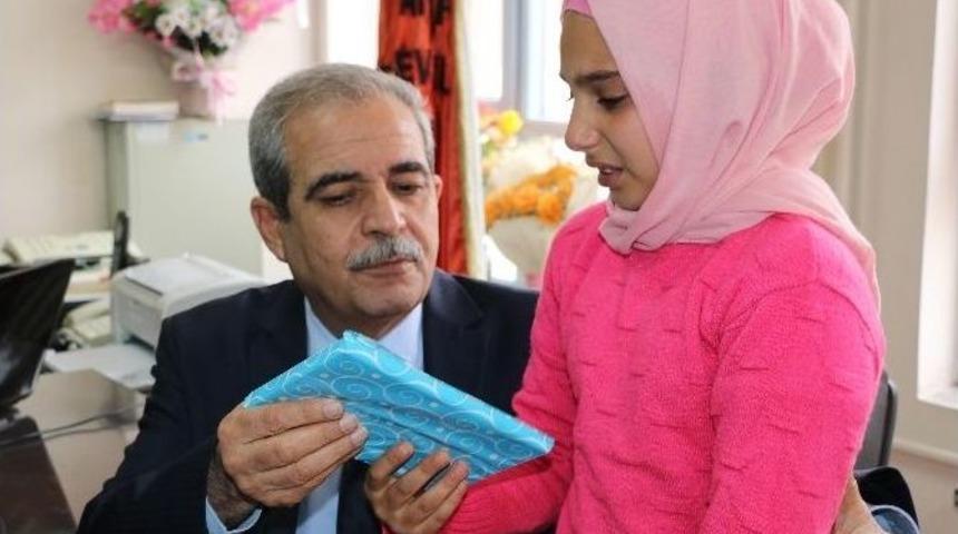 &Ouml;ğrencilere Karne Hediyeleri Belediye Başkanı Demirkol&rsquo;dan