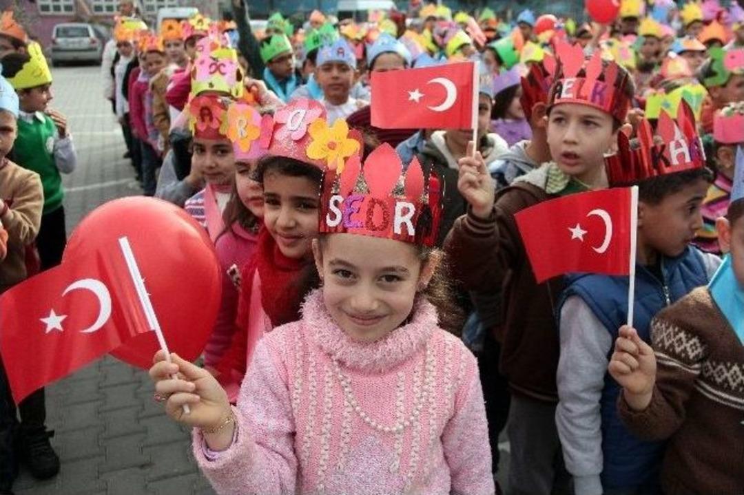 Karne Alan Suriyeli &Ouml;ğrencinin Okuduğu Yazı Duygulandırdı