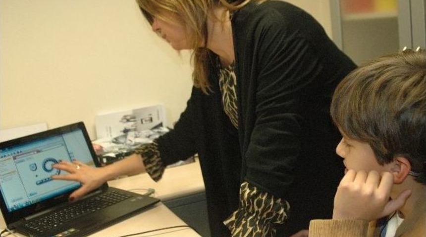 Doğuştan İşitme Engelli &Ccedil;ocuk Şimdi Piyano Ustası