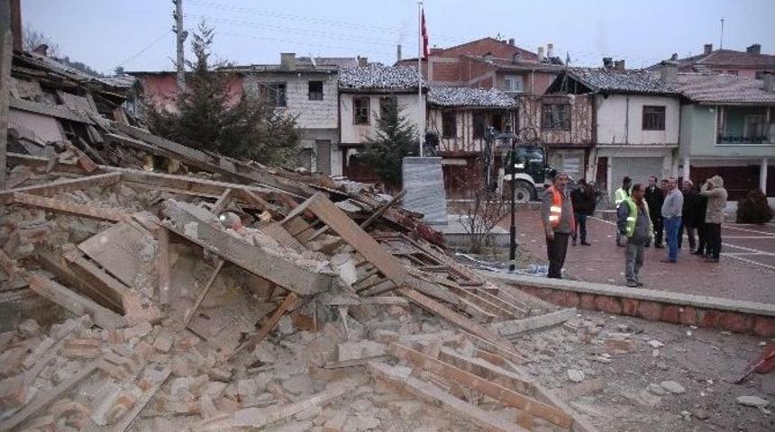 Han&ouml;n&uuml; Belediyesi Metruk Evleri Yıkıyor