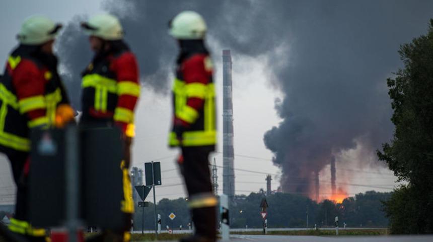 Almanya'da b&uuml;y&uuml;k panik: 2 bin kişi tahliye edildi