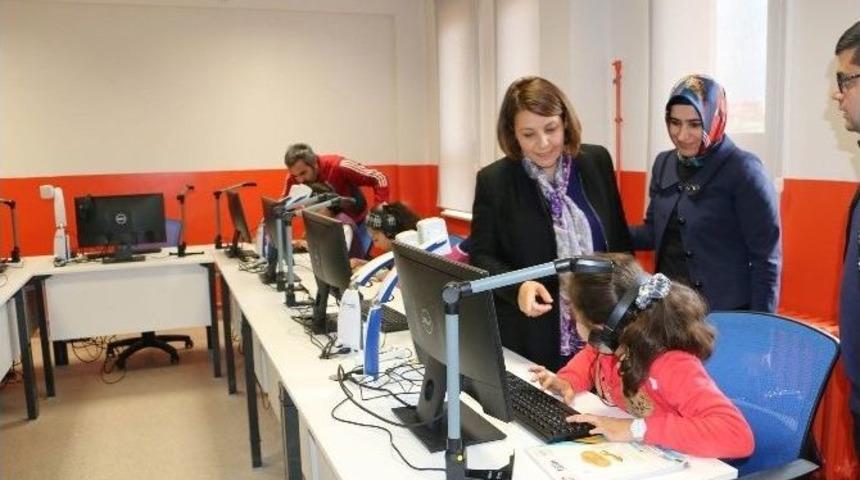 Sema &Ccedil;ift&ccedil;i, G&ouml;rme Engelli &Ouml;ğrencilere Masal Okudu